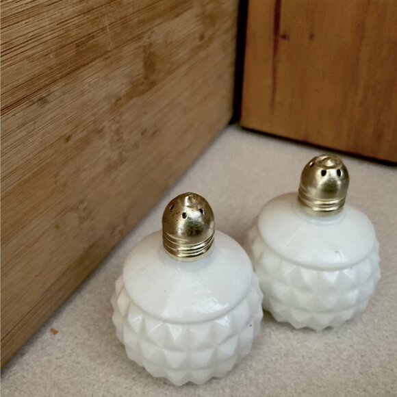 Vintage Hobnail White Milk Glass Salt & Pepper Shakers Made in Japan Gold Topped - Picture 2 of 5